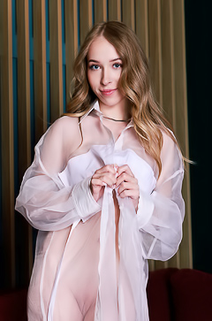 Nata Ocean Teases With Eager Glances In Ray-Challenged Radiance